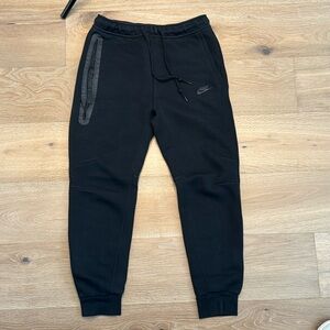 Black Nike tech sweat pants, good as brand new